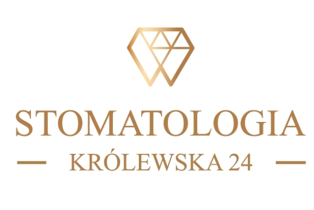 Logo Gabinetu Stomatologicznego Kamili Kruk, które składa się: ze złotej grafiki w kształcie zęba, pod którą umieszczony jest złoty napis: w pierwszym wierszu słowo: stomatologia, w drugim: Królewska 24.