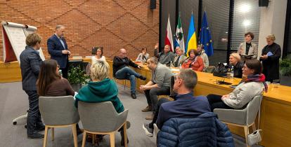 grupa osób przy stole konferecyjnym
