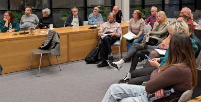 grupa osób przy stole konferencyjnym